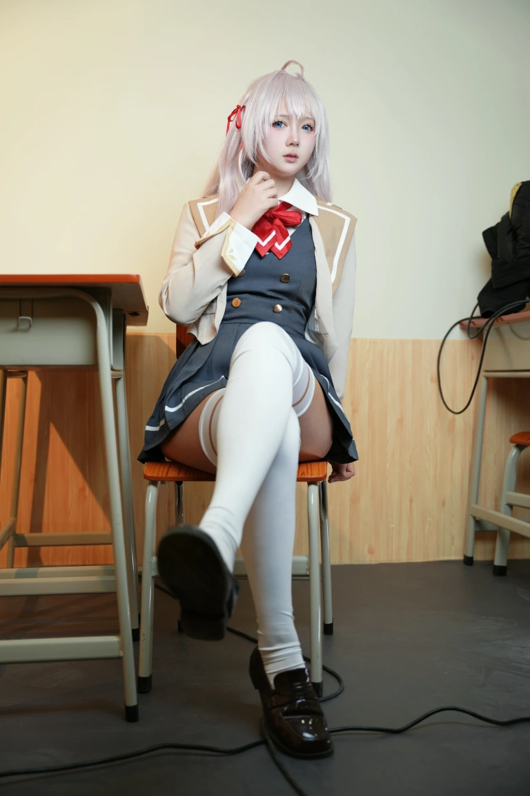 喜欢爱理吗《不时以俄语轻声遮羞的邻座艾莉同学》主题写真：30张全套美图