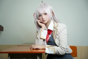 喜欢爱理吗《不时以俄语轻声遮羞的邻座艾莉同学》主题写真：30张全套美图