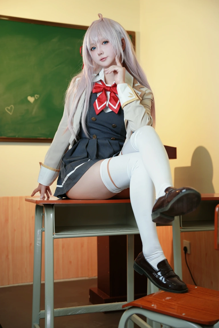 喜欢爱理吗《不时以俄语轻声遮羞的邻座艾莉同学》主题写真：30张全套美图