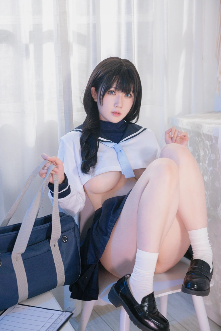 是本末末《风纪委员》主题写真：33张全套美图