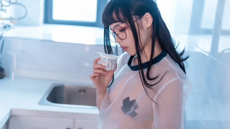 七月喵子《喝酸奶的眼镜娘》主题写真：35张全套美图