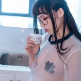 七月喵子《喝酸奶的眼镜娘》主题写真：35张全套美图