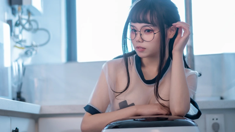 七月喵子《喝酸奶的眼镜娘》主题写真：35张全套美图