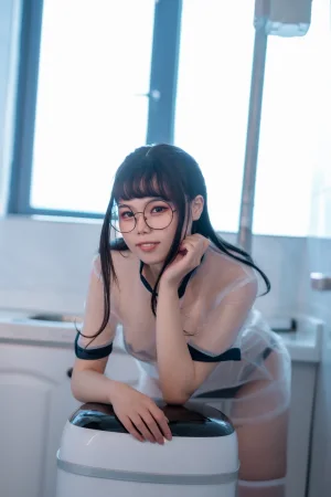七月喵子《喝酸奶的眼镜娘》主题写真：35张全套美图