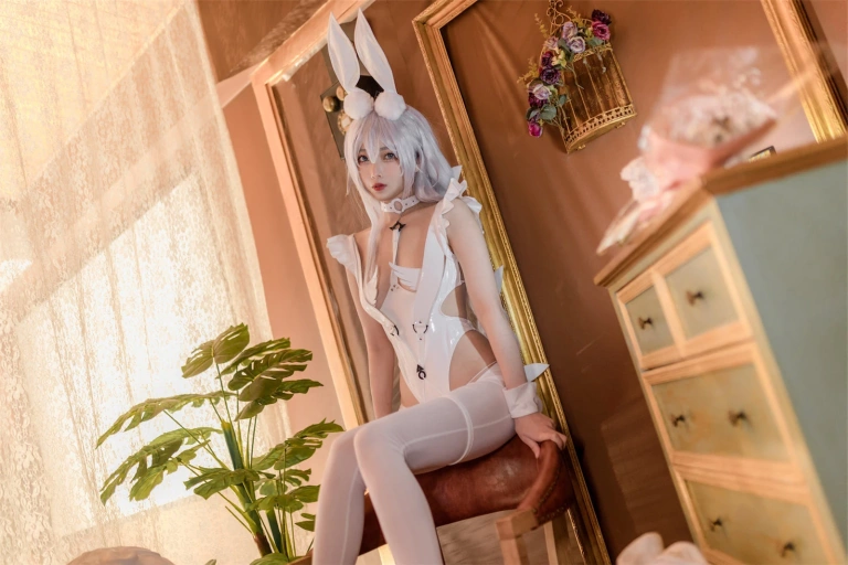 杏仁曲奇《碧蓝航线 恶毒白兔》主题写真：40张全套美图