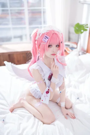 九柒喵《吸血鬼小护士同人》主题写真：48张全套美图