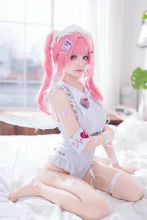 九柒喵《吸血鬼小护士同人》主题写真：48张全套美图