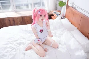 九柒喵《吸血鬼小护士同人》主题写真：48张全套美图