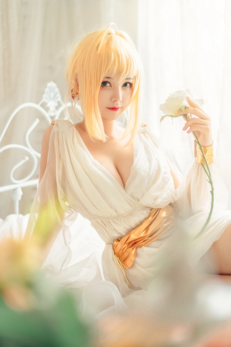 蜜汁猫裘《尼禄睡裙》主题写真：10张全套美图
