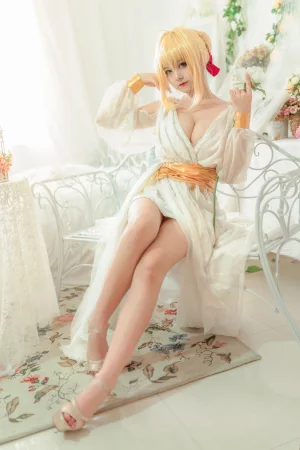 蜜汁猫裘《尼禄睡裙》主题写真：10张全套美图
