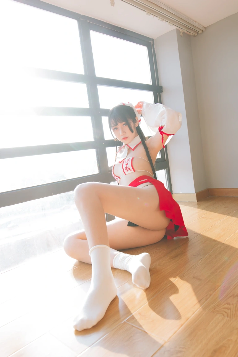 不呆猫《巫女》主题写真：12张全套美图