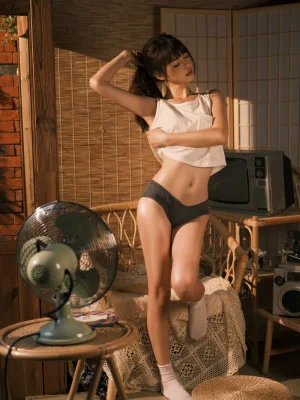 河豚抚子《抹油》主题写真：19张全套美图