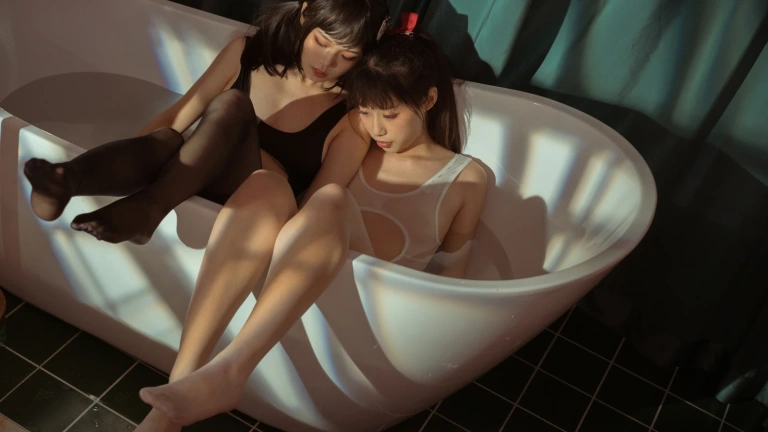 七月喵子《黑白双人浴缸》主题写真：30张全套美图