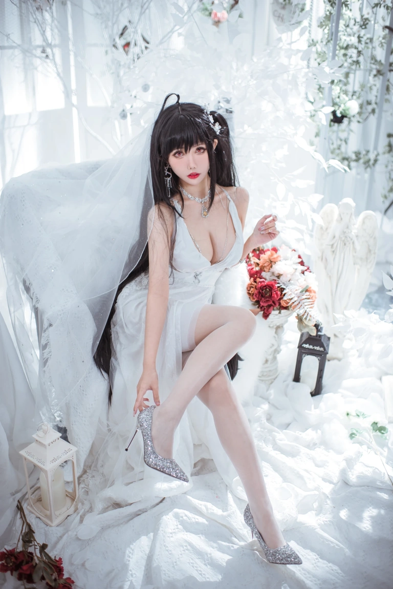 仙女月《大凤纯白婚纱》主题写真：30张全套美图