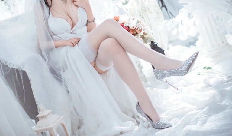 仙女月《大凤纯白婚纱》主题写真：30张全套美图