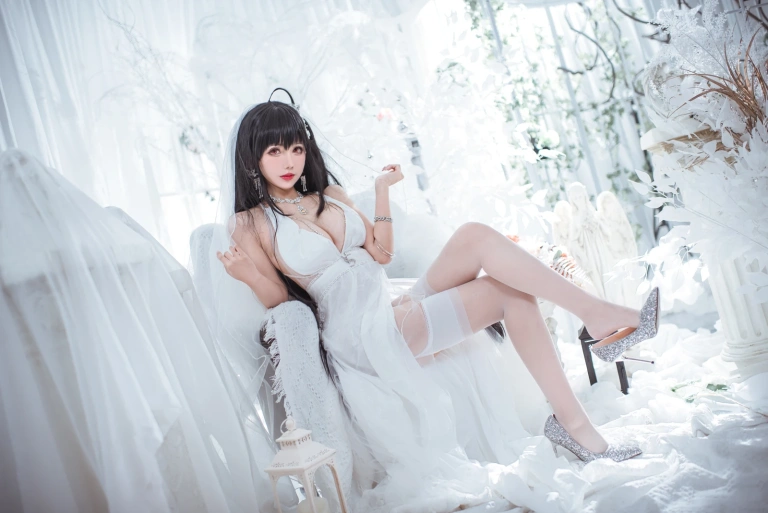 仙女月《大凤纯白婚纱》主题写真：30张全套美图