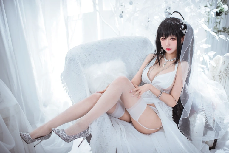 仙女月《大凤纯白婚纱》主题写真：30张全套美图