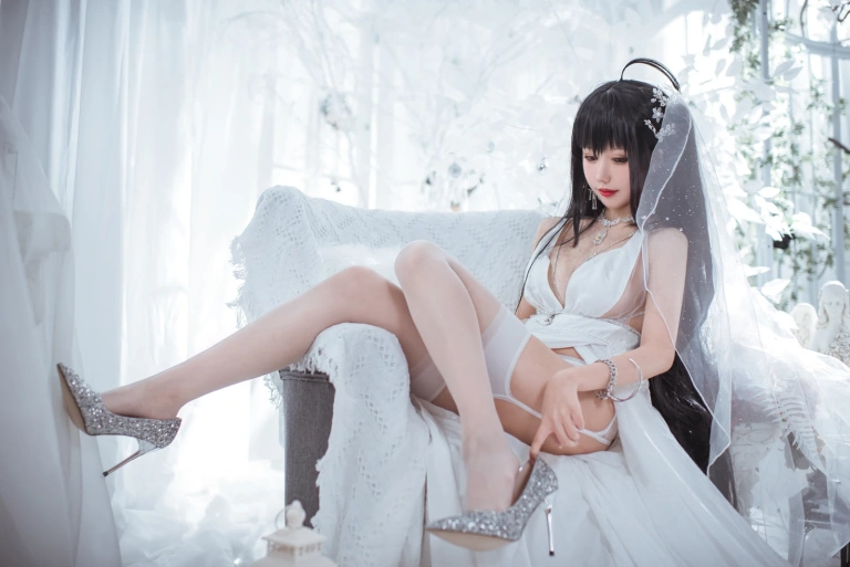 仙女月《大凤纯白婚纱》主题写真：30张全套美图