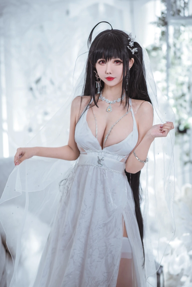 仙女月《大凤纯白婚纱》主题写真：30张全套美图