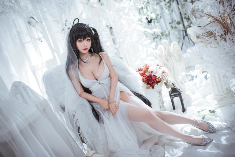 仙女月《大凤纯白婚纱》主题写真：30张全套美图