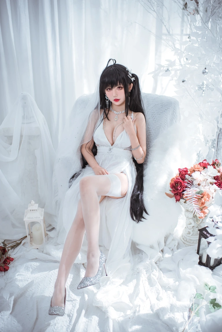 仙女月《大凤纯白婚纱》主题写真：30张全套美图