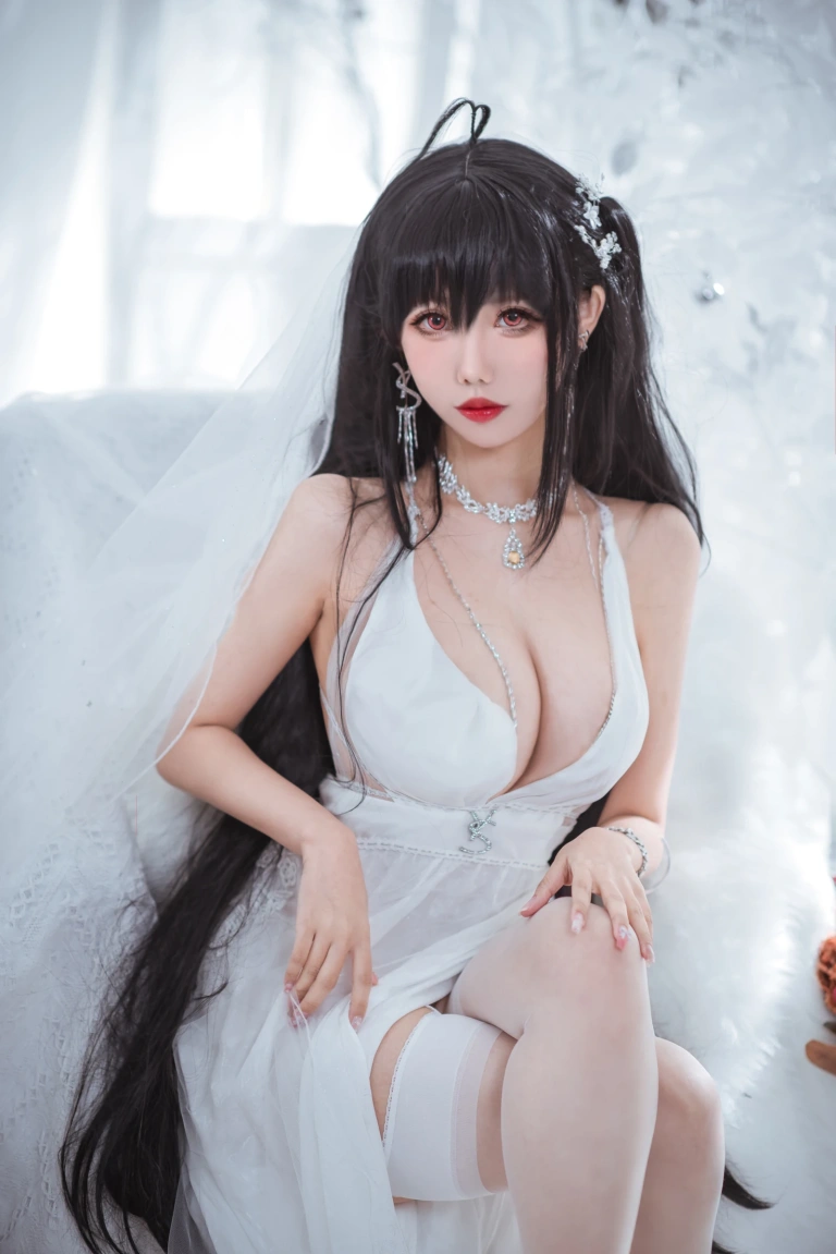 仙女月《大凤纯白婚纱》主题写真：30张全套美图