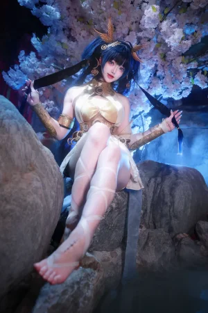 前野太太《鸣潮 尤诺》主题写真：31张全套美图