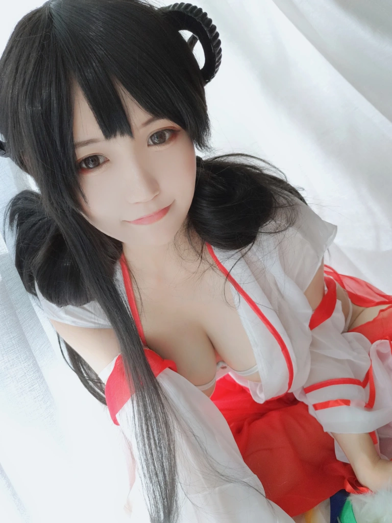 小仓千代《有点不对劲的巫女》主题写真：34张全套美图