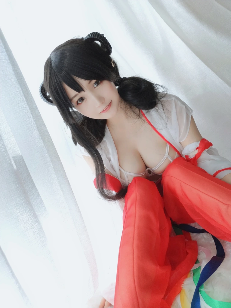小仓千代《有点不对劲的巫女》主题写真：34张全套美图