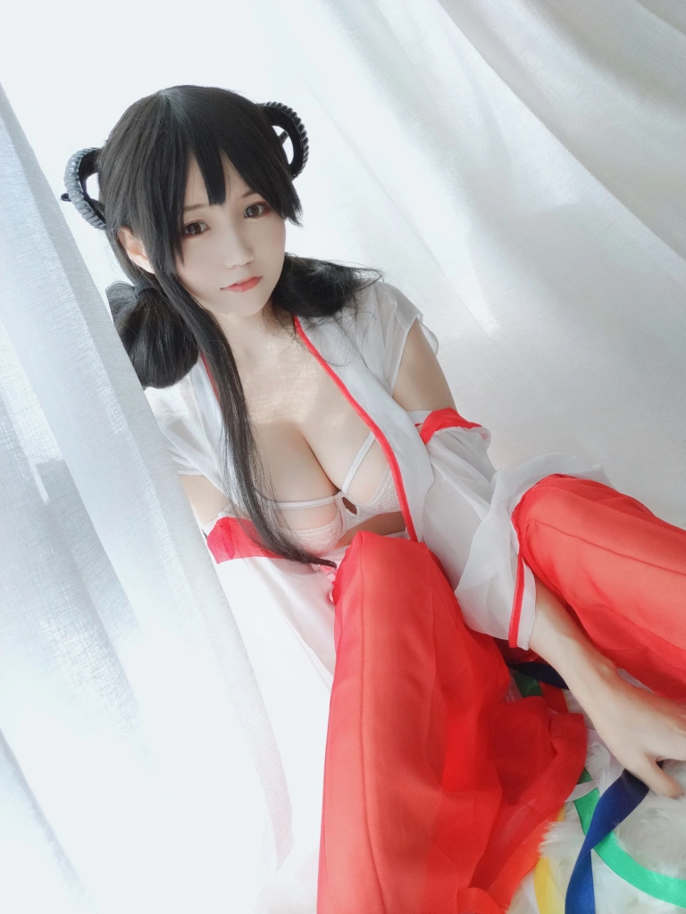 小仓千代《有点不对劲的巫女》主题写真：34张全套美图