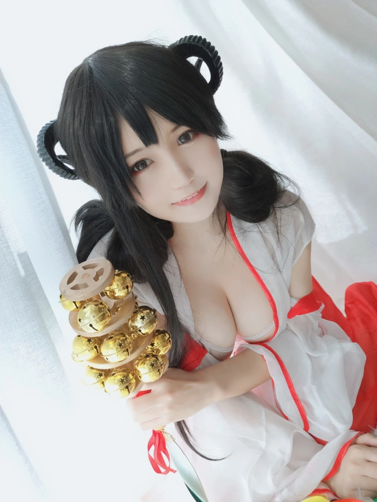 小仓千代《有点不对劲的巫女》主题写真：34张全套美图