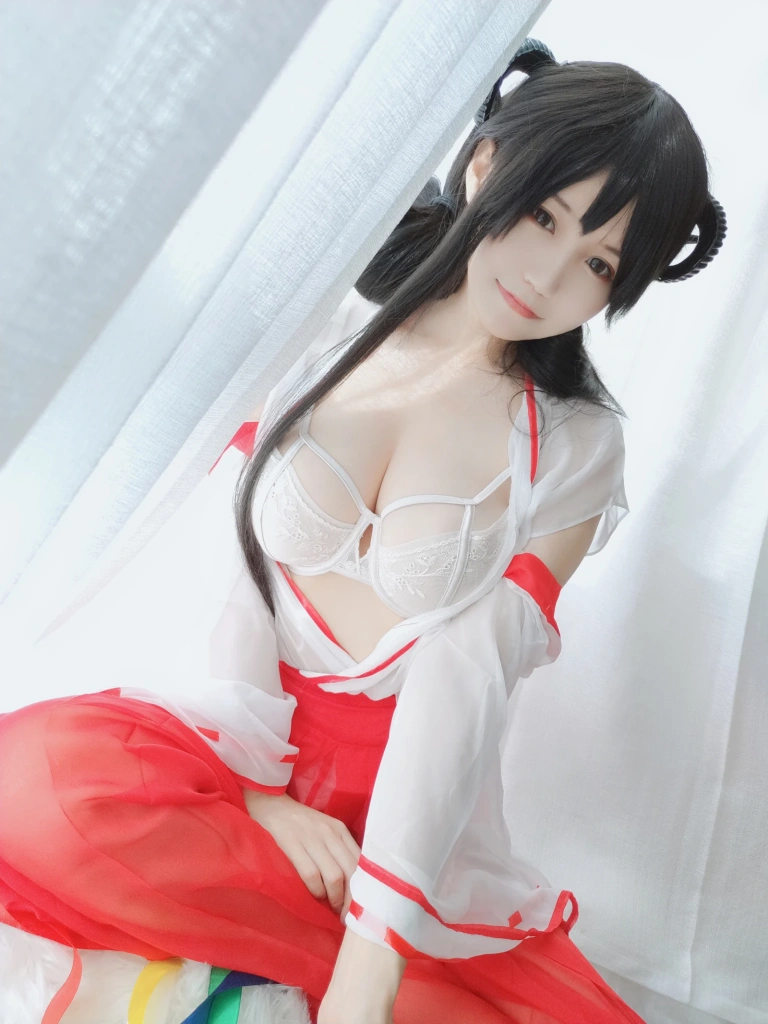 小仓千代《有点不对劲的巫女》主题写真：34张全套美图