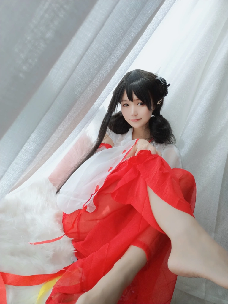 小仓千代《有点不对劲的巫女》主题写真：34张全套美图