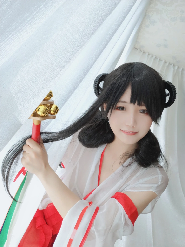 小仓千代《有点不对劲的巫女》主题写真：34张全套美图