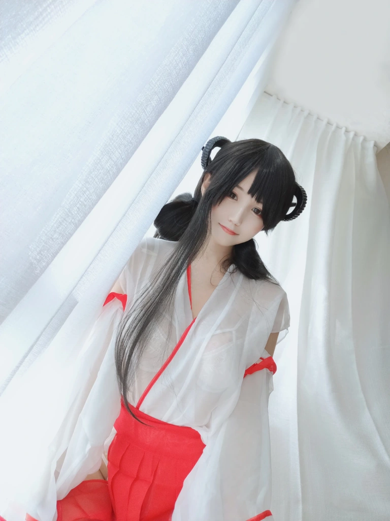 小仓千代《有点不对劲的巫女》主题写真：34张全套美图