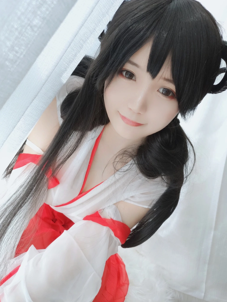 小仓千代《有点不对劲的巫女》主题写真：34张全套美图