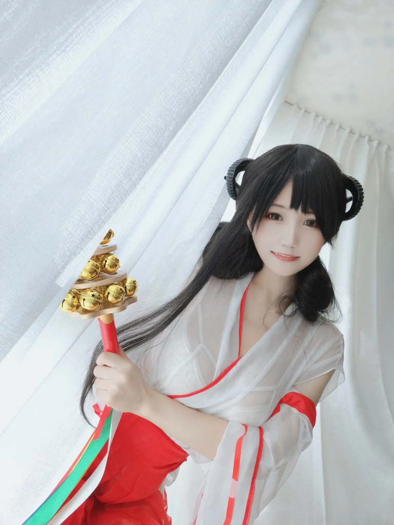 小仓千代《有点不对劲的巫女》主题写真：34张全套美图