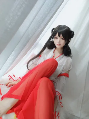 小仓千代《有点不对劲的巫女》主题写真：34张全套美图