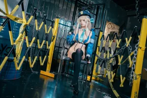 三無人型《蔚蓝档案 飞鸟马时同人女警》主题写真：41张全套美图