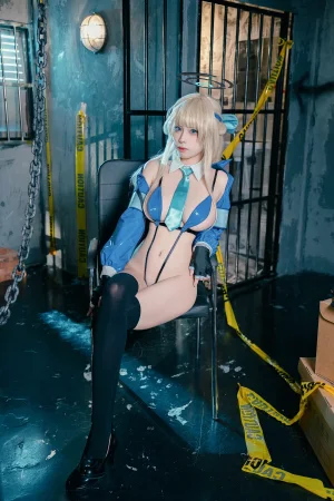 三無人型《蔚蓝档案 飞鸟马时同人女警》主题写真：41张全套美图