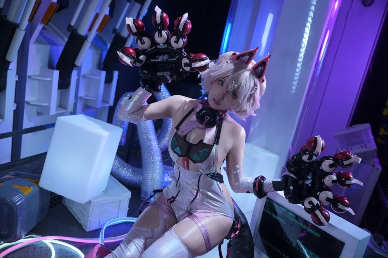 小和甜酒《交错战线 绯俐》主题写真：47张全套美图，含2个视频