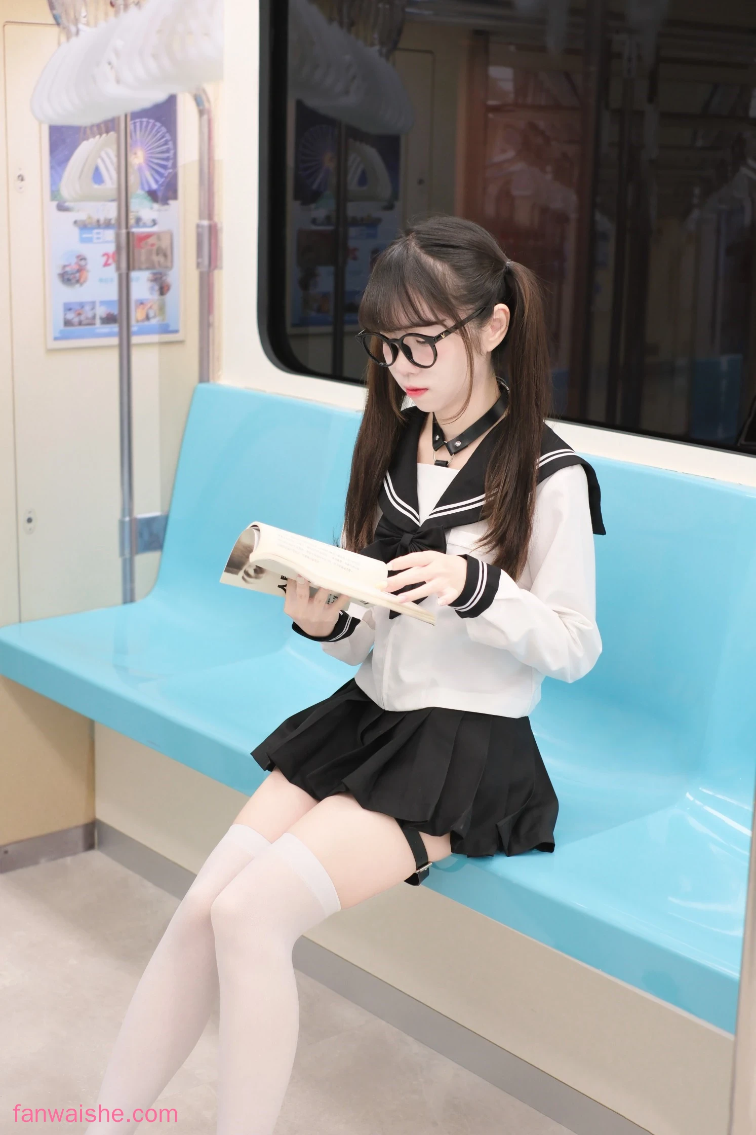 可可小白兔 可可小白兔 NO.008 - 電車上の女高中生