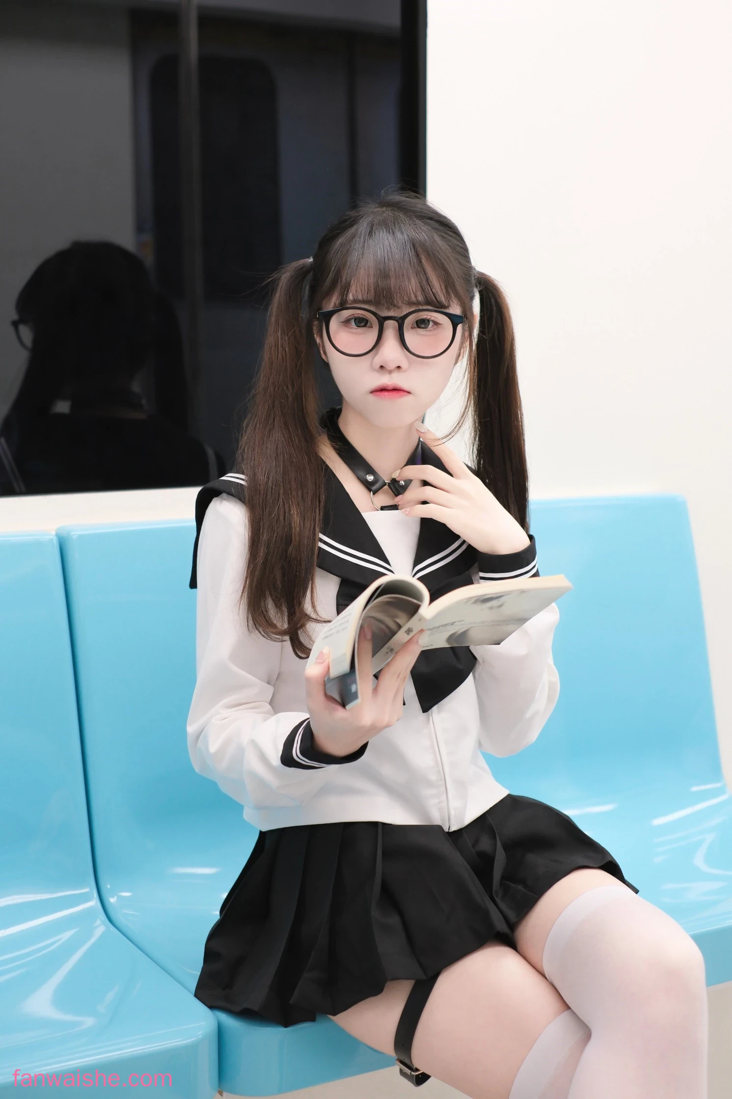 可可小白兔 可可小白兔 NO.008 - 電車上の女高中生