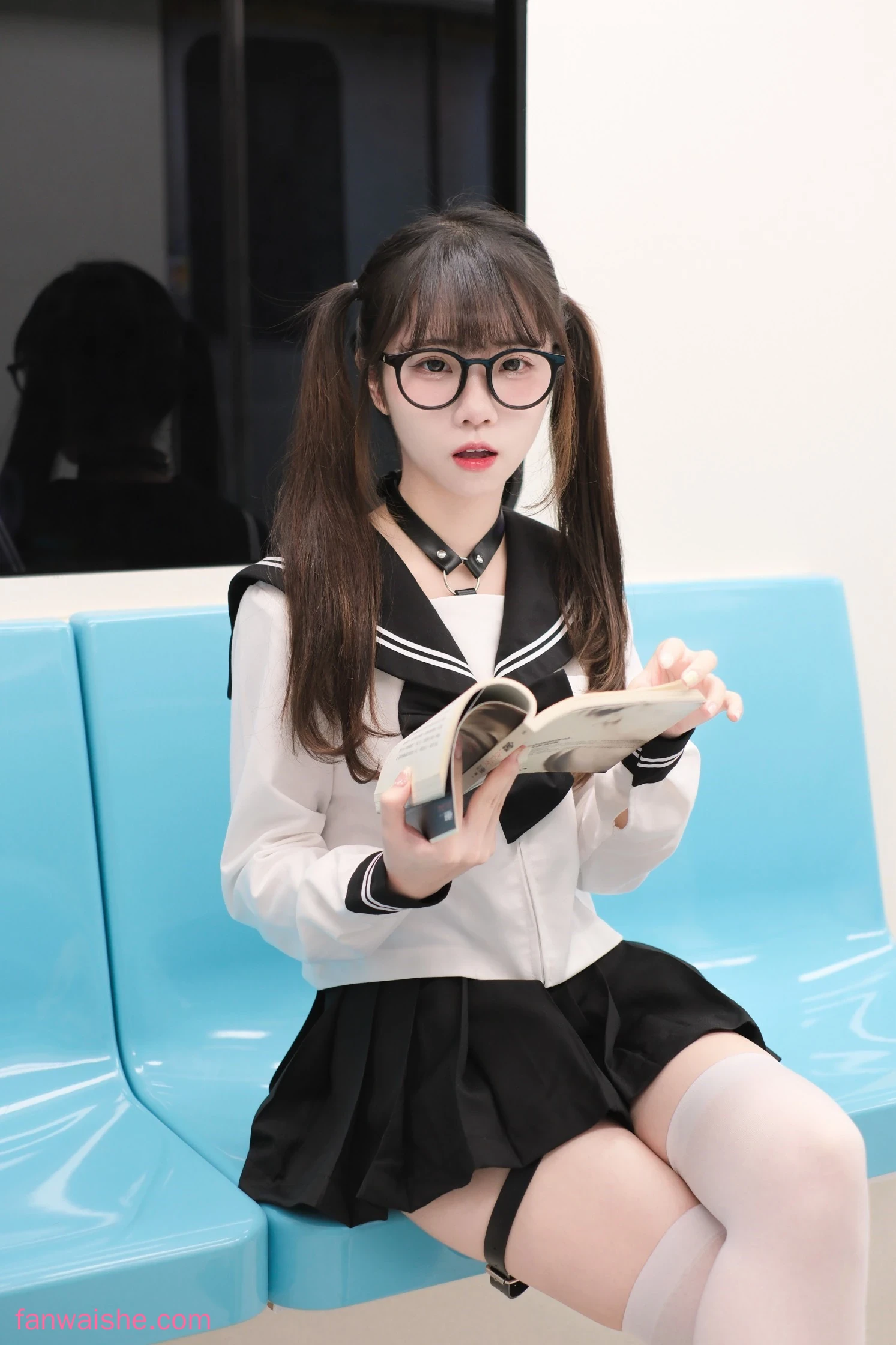 可可小白兔 可可小白兔 NO.008 - 電車上の女高中生