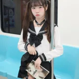 可可小白兔《電車上の女高中生》主题写真：70张全套美图