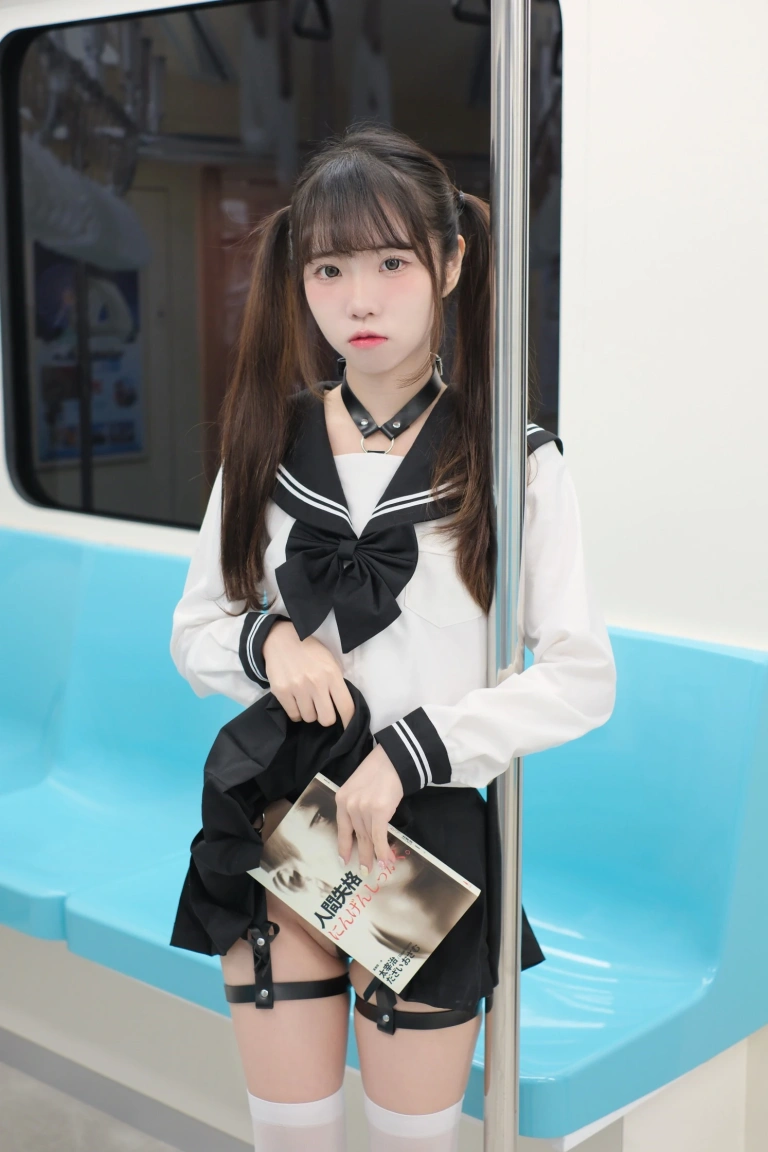 可可小白兔《電車上の女高中生》主题写真：70张全套美图