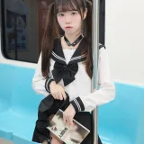可可小白兔《電車上の女高中生》主题写真：70张全套美图