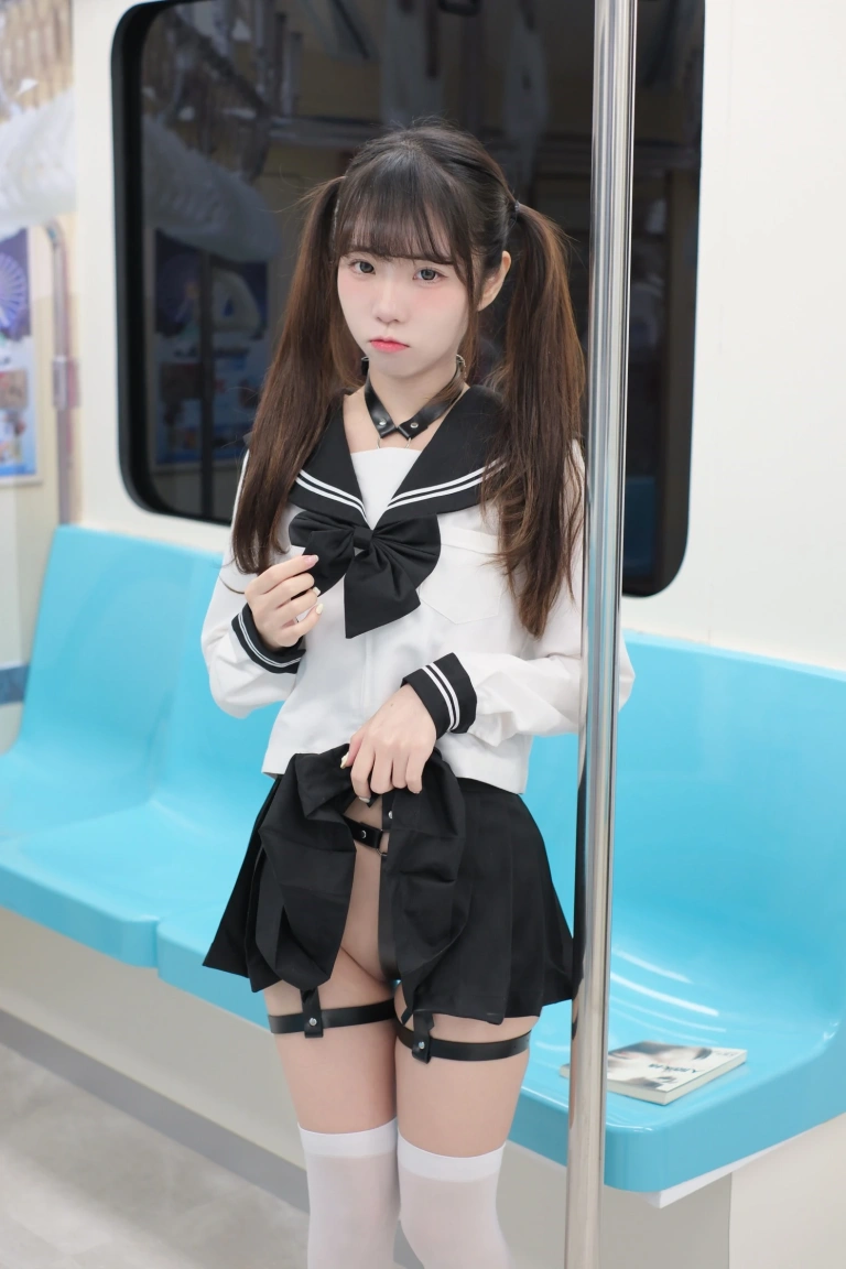 可可小白兔《電車上の女高中生》主题写真：70张全套美图