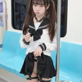 可可小白兔《電車上の女高中生》主题写真：70张全套美图