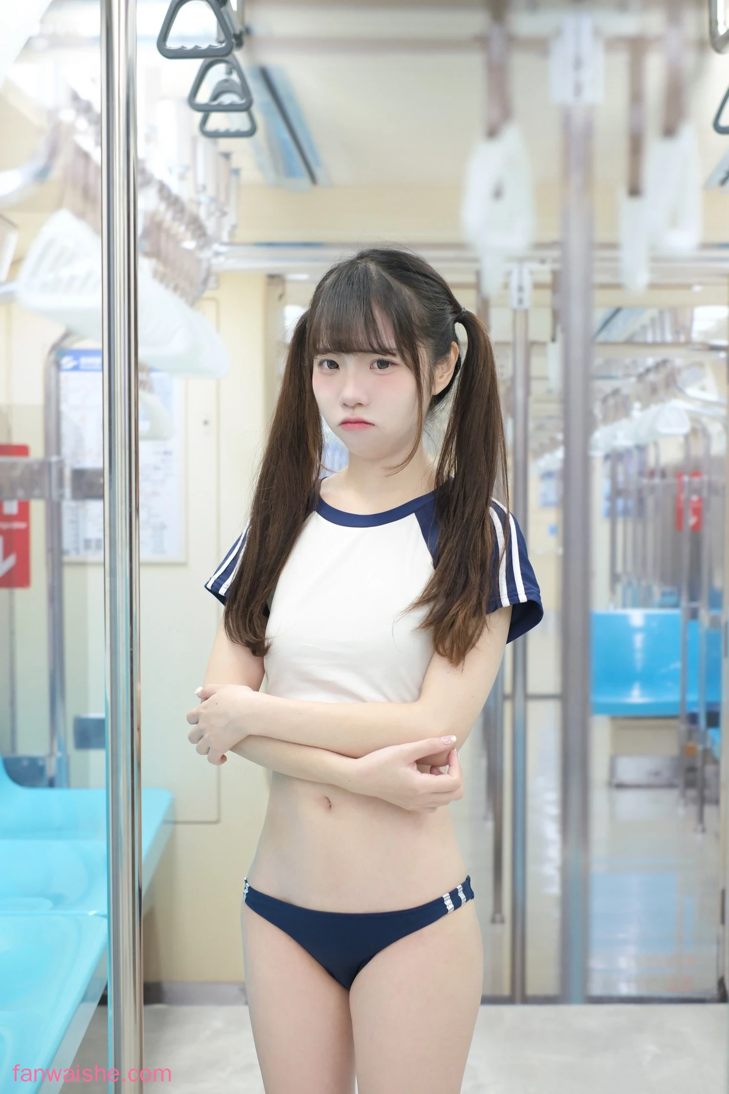 可可小白兔 可可小白兔 NO.008 - 電車上の女高中生